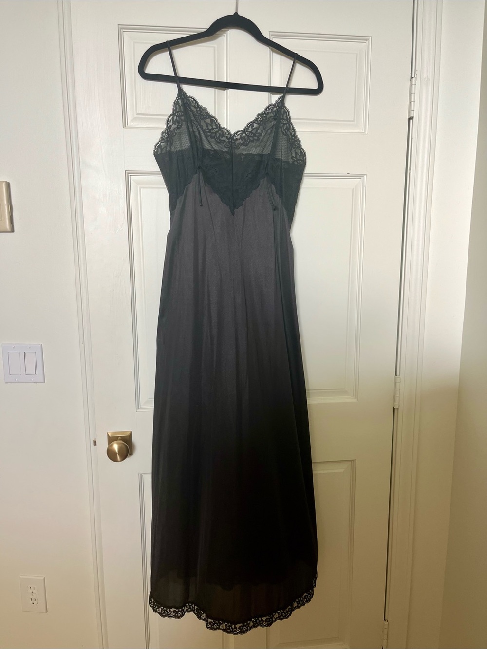 Vintage 1970/ Vanity Fair Full / Long Black Slip - size 36